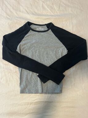 Hollister Cropped Long-Sleeve Baby Tee - Gray Body with Black Sleeves